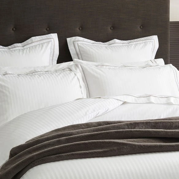 Cambridge Quilt Cover - White Silver – Image 4